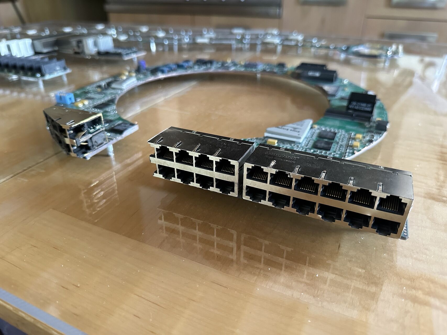 Logo ISEQ : Art à partir de composants IBM recyclés