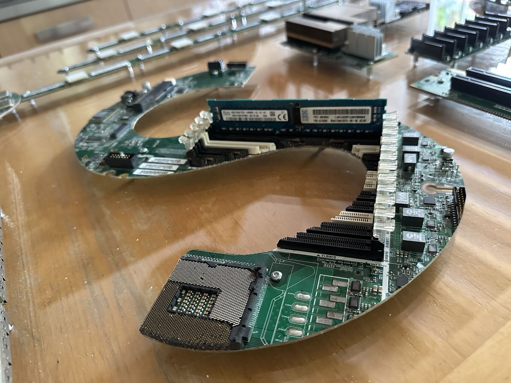 Logo ISEQ : Art à partir de composants IBM recyclés