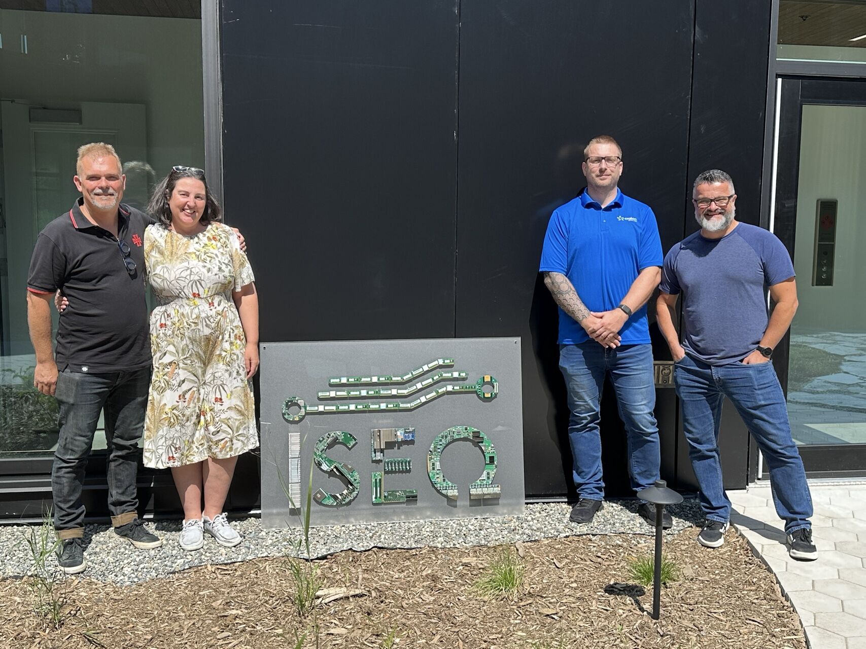 Logo ISEQ : Art à partir de composants IBM recyclés