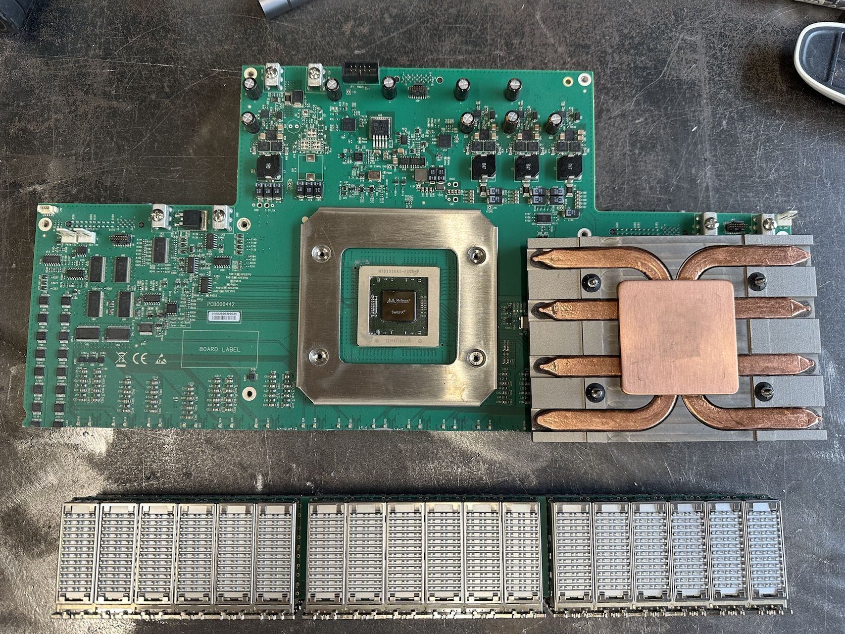 Logo ISEQ : Art à partir de composants IBM recyclés