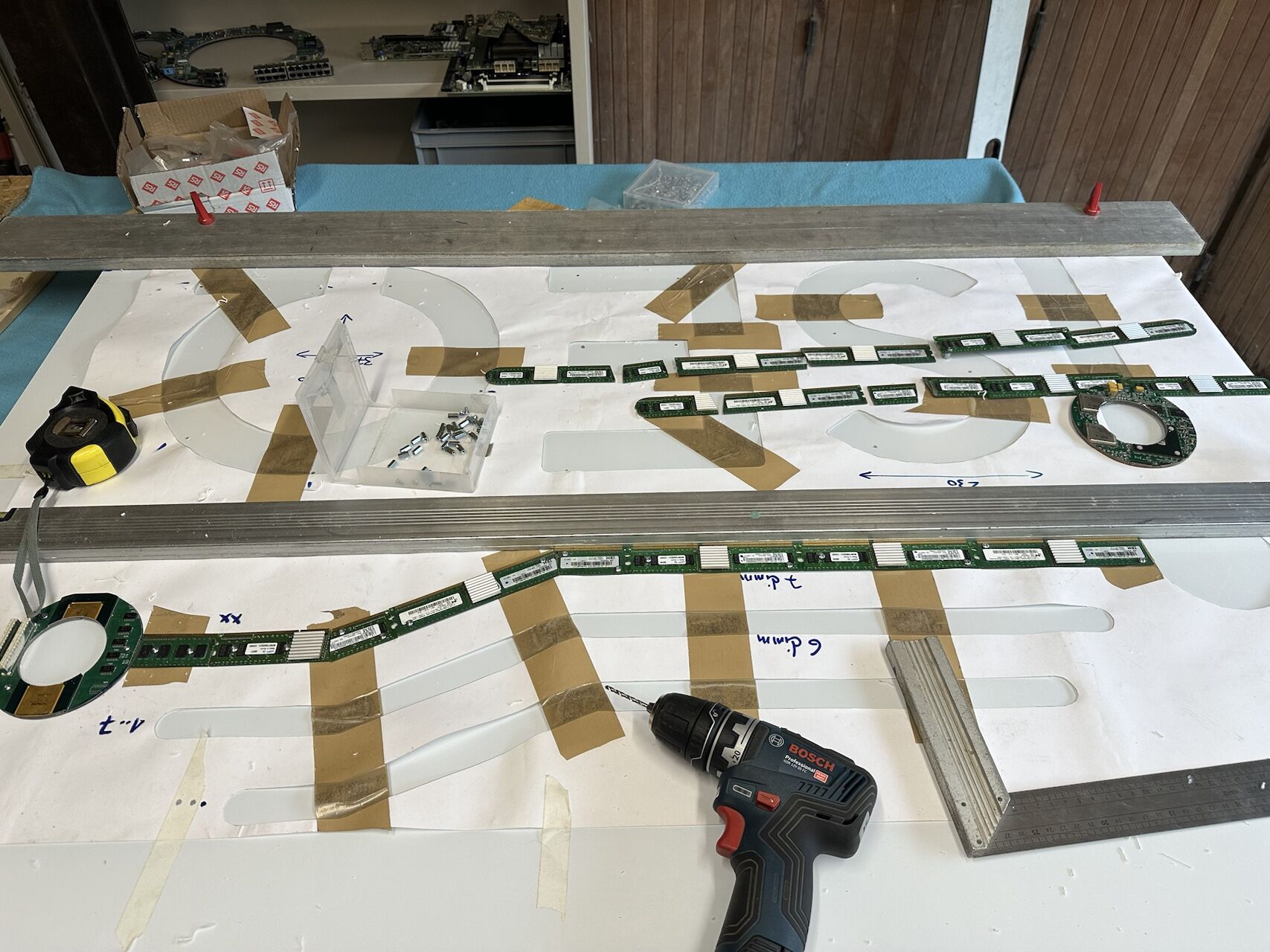 Logo ISEQ : Art à partir de composants IBM recyclés